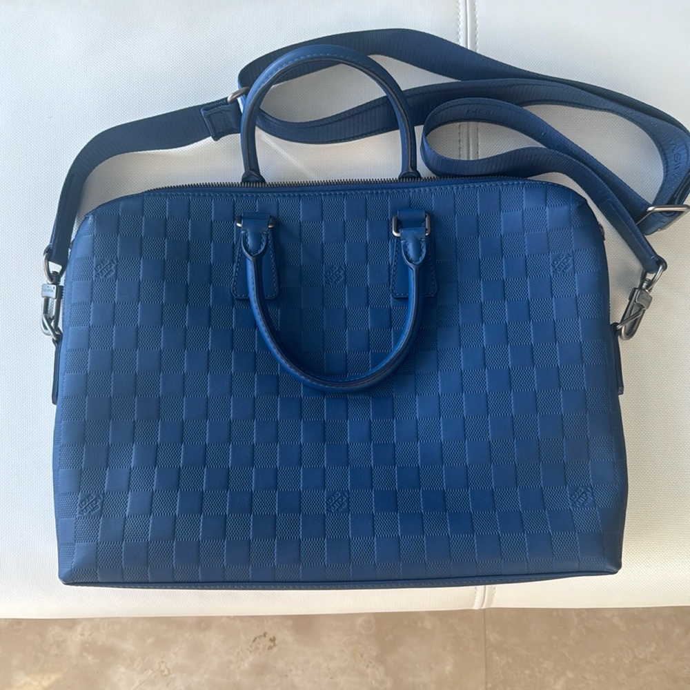 Louis Vuitton crossover bag. Unisex.